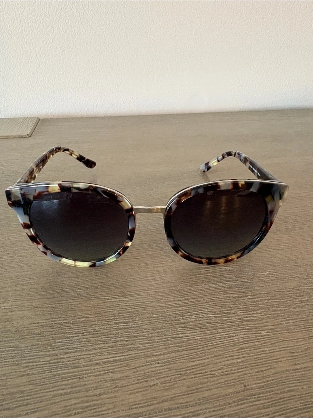 Tory Burch Multitone Tortoiseshell Round Sunglasses with Dark Lenses